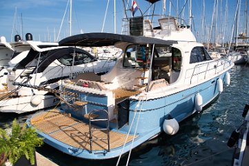 Adriana 44 Fly 'Baby Blue' in Sukosan Bereit für Charter in Marina Dalmacija: Die elegante Adriana 44 Fly 'Baby Blue' erwartet Sie.