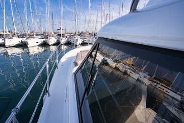 Walkaround-Decks Ein weiterer Blick auf die sicheren und breiten Seitendecks der Adriana 44.