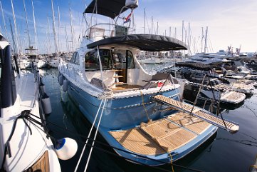 Badeplattform & Cockpit Ideal für Badestopps in den kristallklaren Buchten des Nationalparks Kornati.
