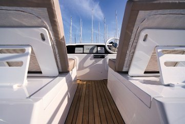 Entspannen auf der Flybridge Geräumige Sonnenliege und Sitzbereich oben, der beste Ort, um den Maestral zu genießen.