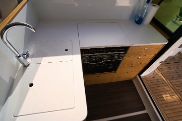 Küchenausstattung Detail von Spüle und Arbeitsfläche, praktisch auf dem Hauptdeck gelegen.