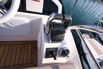 Controlli di precisione Dettaglio delle manette e dei controlli dell'elica sul flybridge.