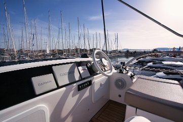 Lounge ponte superiore Panoramica del layout del flybridge, progettato per socializzare.