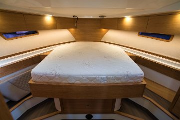 Suite armatoriale - Adriana 44 Finiture in legno caldo e luci soffuse creano un'atmosfera rilassante.