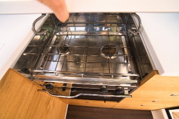 Cucinare a bordo Fornello a gas e zona preparazione in cucina, pronti per pasti deliziosi.