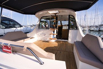 Spacious Aft Cockpit The cockpit offers plenty of shade and seating for the whole crew.