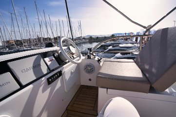 Flybridge Helm Station - Adriana 44 Fly Command the yacht from the upper deck with a perfect view of the Zadar archipelago.