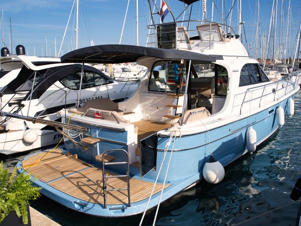 Adriana-44-Fly-Exterior