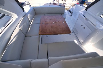 Geräumige Cockpit-Lounge - GT 41 U-förmige Sitzgruppe mit schönem Teaktisch, perfekt für Mahlzeiten im Freien.