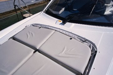 Heck-Sonnenliege Transformation Die Cockpitsitze lassen sich leicht in eine große Sonnenliege am Heck der 'Miami Vice' verwandeln.