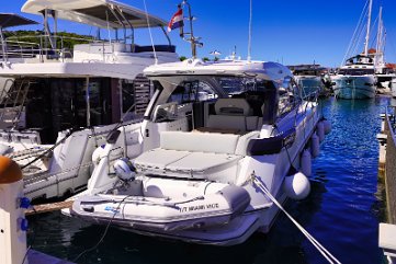 Bereit für Charter - GT 41 Heckansicht der 'Miami Vice', angedockt und bereit für Ihre Ankunft.