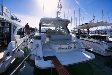 Bereit für Wassersport Mit einem robusten Dinghy und einfachem Wasserzugang ist diese Yacht perfekt für Aktivurlaub.