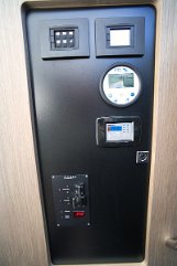 Systemsteuerung - Gran Turismo 41 Fusion-Audiosystem und Scheiber-Bedienfeld bequem im Salon der 'Miami Vice' platziert.