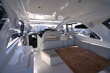 Salon & Tisch - GT 41 Das Herzstück der 'Miami Vice': eine geräumige U-Lounge unter dem zu öffnenden Hardtop.