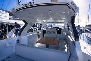 Dobrodošli na 'Miami Vice' - Gran Turismo 41 Privlačan kokpit Gran Turisma 41 'Miami Vice', dizajniran za druženje i opuštanje.