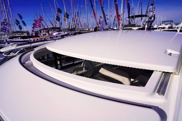 Hardtop e tetto apribile elettrico Il grande hardtop offre protezione e si apre con un pulsante per godersi il sole.