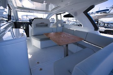 Zona pranzo in pozzetto - 'Miami Vice' Godetevi i pasti circondati dal mare nel pozzetto di questo cruiser sportivo Beneteau.