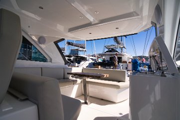 Postazione di guida e lounge Lo skipper non è mai solo grazie al layout intelligente che posiziona il timone accanto alla lounge.