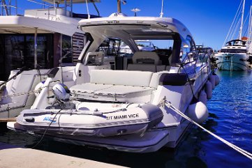 Garage per tender / Stivaggio La piattaforma di poppa ospita facilmente il gommone Highfield, pronto per le escursioni.