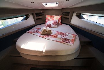 Cabina Armatoriale 'Miami Vice' La spaziosa cabina armatoriale di prua sul Gran Turismo 41 dispone di un letto a isola centrale.