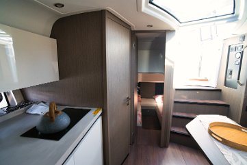 Panoramica ponte inferiore Vista dalla cucina verso le scale e la cabina di poppa su 'Miami Vice'.