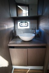 Lavabo di design - GT 41 Lavabo elegante e rubinetteria moderna nel bagno dello yacht a motore 'Miami Vice'.
