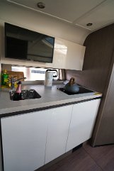 Elettrodomestici cucina - GT 41 Cucina compatta ma funzionale con piano cottura, lavello e stivaggio per le provviste.