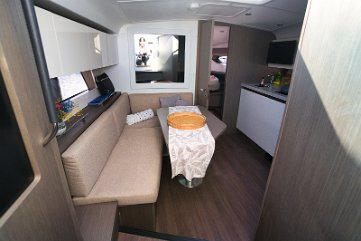 Relax sottocoperta Il salone di 'Miami Vice' è un luogo ideale per leggere o pianificare la rotta.