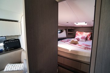 Ambiente cabina armatoriale Luci soffuse e toni neutri creano un santuario tranquillo nella cabina armatoriale.