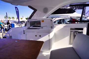 Mobile Bar in pozzetto Bar comodamente situato nell'area salone, per avere rinfreschi sempre vicini.