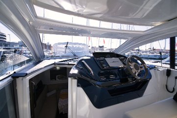 Design sportivo timoneria La posizione di guida offre visibilità e controllo perfetti per lo skipper.