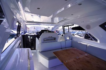 Social Hub The cockpit of the GT 41 is the heart of life on board, connecting the helm and the swim platform.