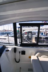 Electric Side Windows - Gran Turismo 41 Large electric windows allow for excellent ventilation and connection with the sea.