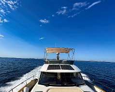 Greenline-48-Fly-At-Sea