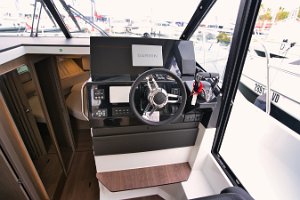 merry-fisher-1095-fly-serie2-steuerstand-003