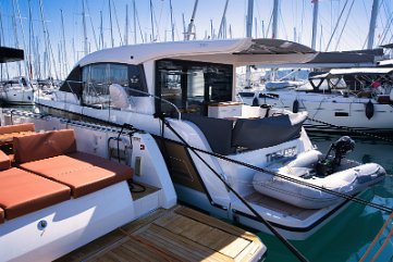 Sealine C390 Außenprofil Modernes Design mit dynamischen Rumpflinien und großen Fenstern, die den Innenraum mit Licht fluten.