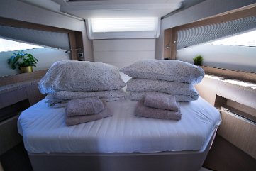 Komfort und Details des Hauptbettes Hochwertige Matratze und Materialien sorgen für einen erholsamen Schlaf in der Eignersuite.