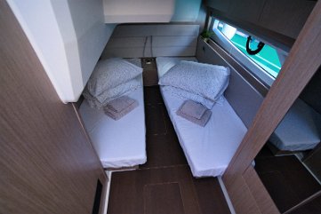 Zweibett-Layout - Yacht Tireless Detaillierte Ansicht des Kabinenlayouts, maximiert die Schlafkapazität dieses sportlichen Cruisers.