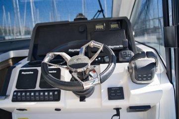 Navigationselektronik Raymarine Kartenplotter und Motorinstrumente übersichtlich auf dem Armaturenbrett.