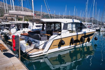 Motorni brod 'Tireless' - Sealine C390 Sportski i elegantan krstaš s velikim staklenim površinama, dostupan za najam u Hrvatskoj.