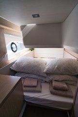 Gostinjska kabina Udobna i prozračna gostinjska kabina na Sealine C390.