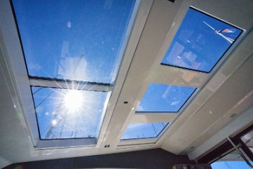 Pogled u nebo iz salona Otvaranje krova pretvara zatvoreni salon u životni prostor na otvorenom.