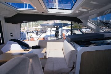 Sealine C390 Dizajn Interijera Moderna estetika kombinirana s funkcionalnim njemačkim inženjeringom.