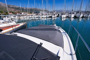 Prendisole di prua Spaziosi cuscini a prua del Sealine C390, il luogo perfetto per godersi il sole dell'Adriatico.