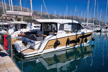 Piattaforma idraulica La piattaforma estesa su 'Tireless' rende il nuoto e l'imbarco sul tender sicuri e senza sforzo.