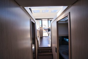 Corridoio ponte inferiore Accesso dal salone alle tre spaziose cabine e ai bagni sul Sealine C390.