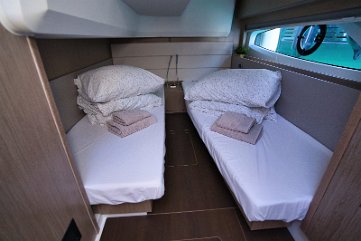 Alloggio ospiti Sealine C390 Design luminoso della cabina ospiti con oblò apribili per la fresca brezza marina.