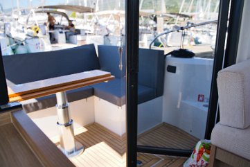 Spazio sociale a bordo Il layout del salone incoraggia la socializzazione, collegando timoneria, cucina e pozzetto.