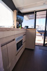 Cucina e stivaggio Soluzioni pratiche di stivaggio e servizi cucina integrati nel design del salone.