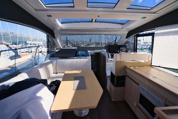 Ampia zona giorno Guardando in avanti attraverso il salone, evidenziando il piano aperto e l'altezza.